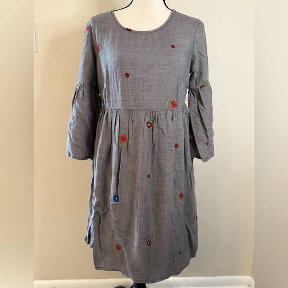 Emberley Dresses & Skirts - Emberley floral embroidered black white plaid mini dress SZ SM